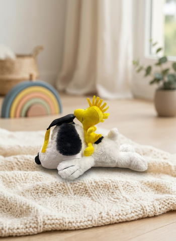 Peluche Snoopy Echado Graduado #1 15cm con Pollo