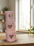 Caja El Mundo de Sofia serie 3 pz rosa redonda 20cm